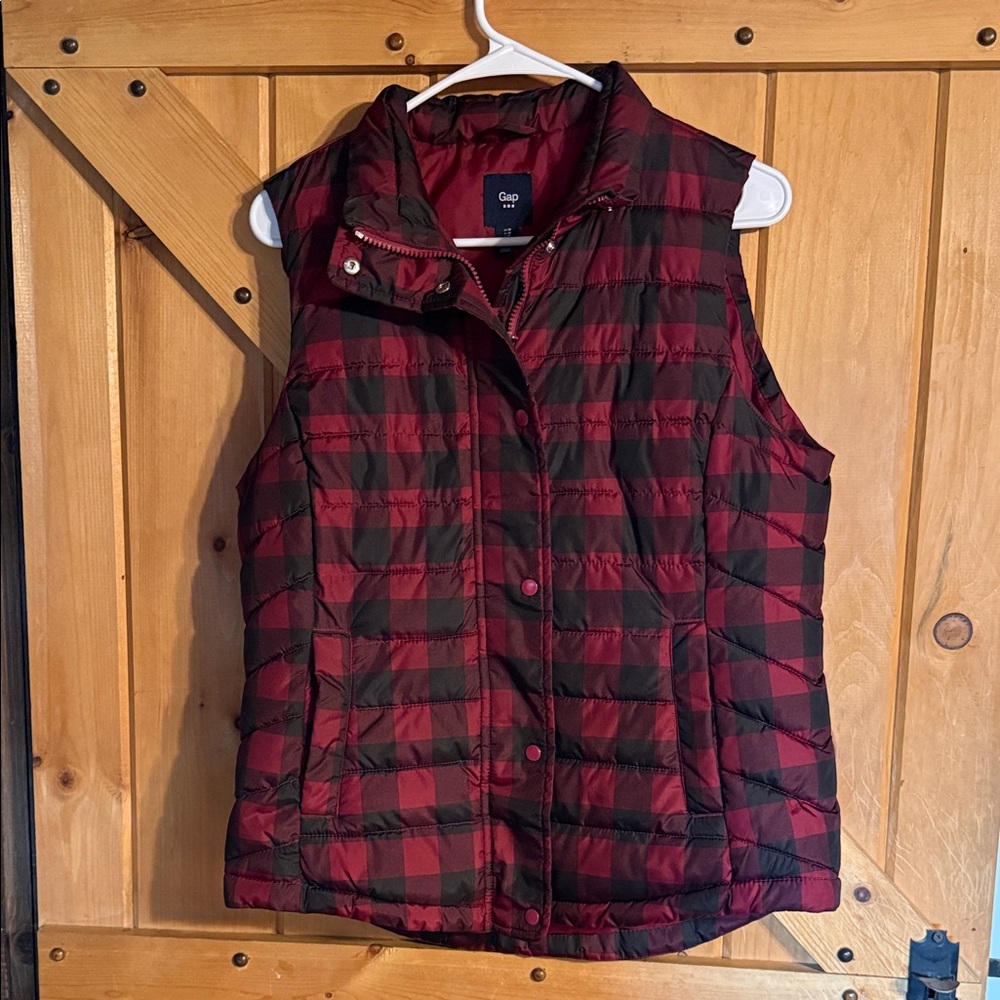 GAP Women's Checkered Red and Black quilted Vest Size M